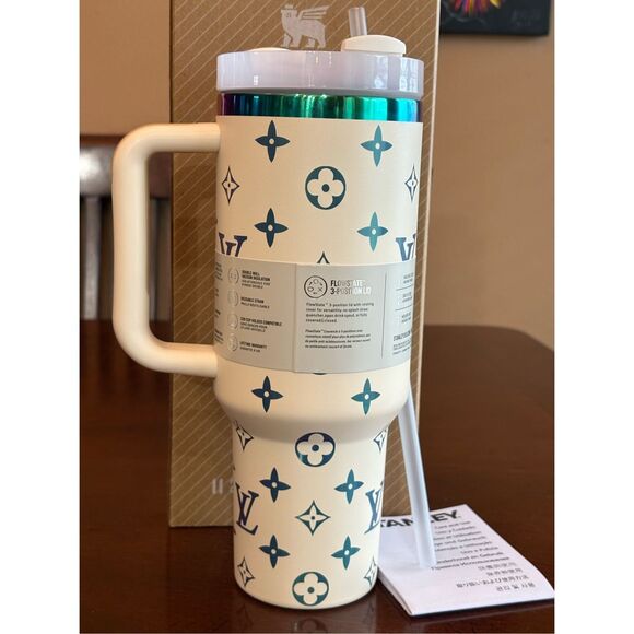 STANLEY -NWTIB Off-White Quencher H2O Flow State Tumbler/40 fl oz/Gradient Color - Picture 4 of 14